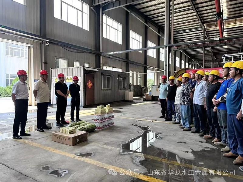 高温下的 “及时雨”— 华龙水工领导为一线员工送清凉
